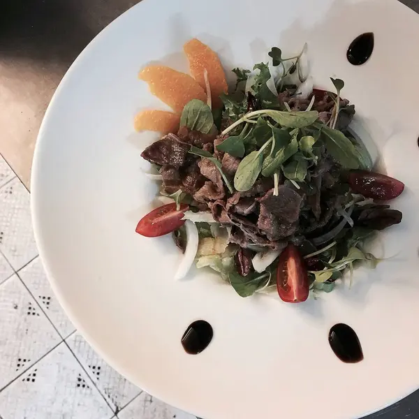 sığır eti, sebze, et, peynir, domates, yeşillik ve salata yapraklarından salata