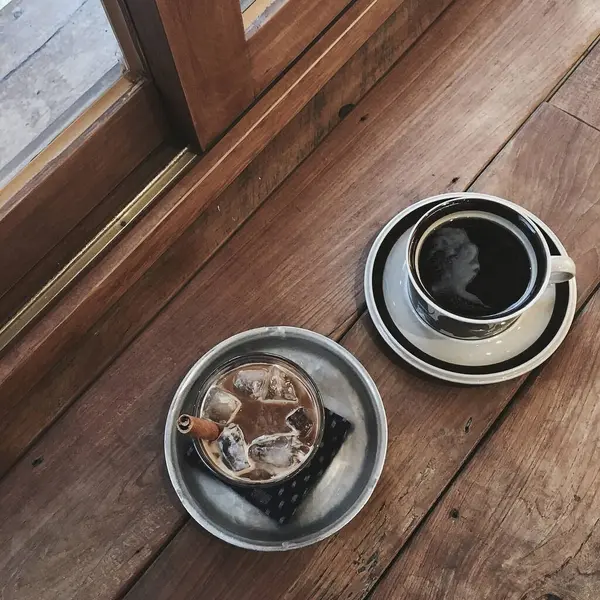 Masada buzlu sıcak kahve fincanı.