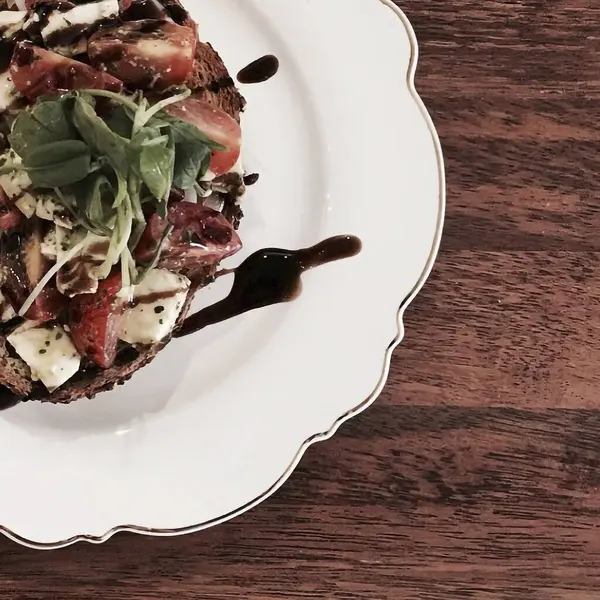 Lezzetli İtalyan pizzası, yakın çekim.