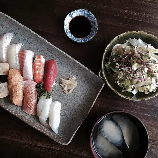 Japon mutfağı. Taze suşi takımı..