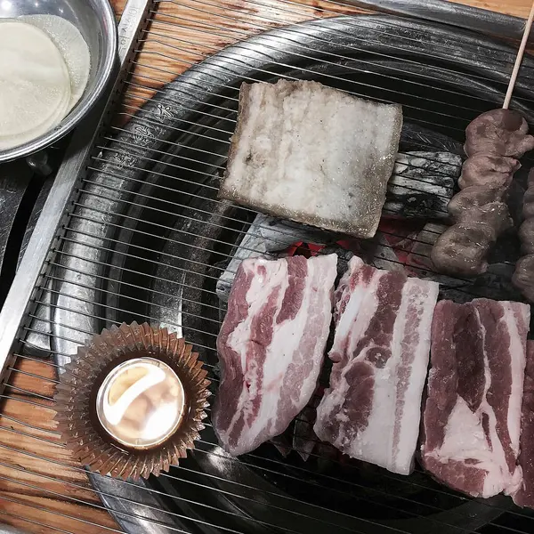 Markette ızgara et ve sebze.