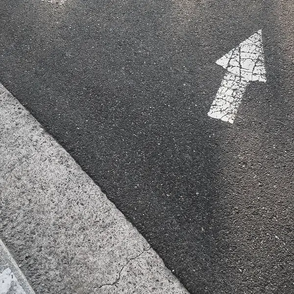 Asfalt yolda ok işaretleri