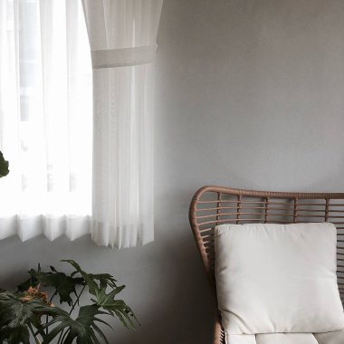 Bir evin içinde bir odanın içinde.