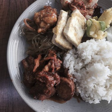 Tavuklu pilav ve kızarmış domuz.