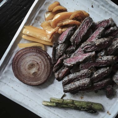 Siyah tahtada sebzeli biftek.