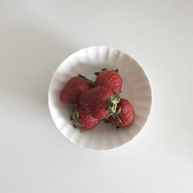 Kırmızı olgun çileklerin dikey görüntüsü.