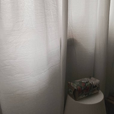 Modern bir otel odasının içinde.