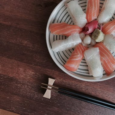 suşi yemek çubukları ile ayarla