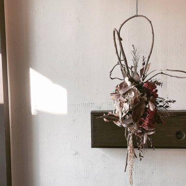 Pencerede bir buket beyaz çiçek ve kurumuş çiçekler.