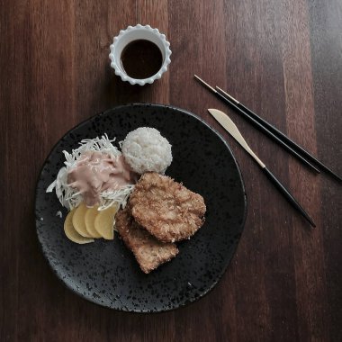 Masada pilavlı kızarmış tavuk.