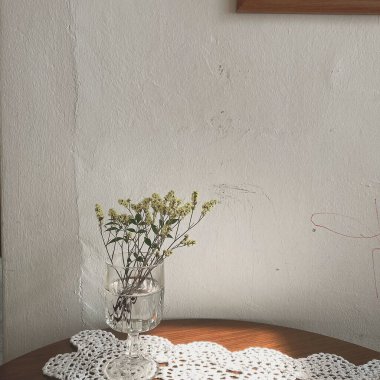 İçinde çiçekler ve bir bardak süt olan modern bir ev.