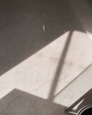 Pencereli boş beton oda