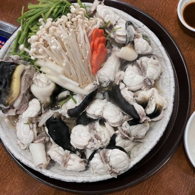 Balık, sebze ve baharatlı deniz ürünleri çorbası.