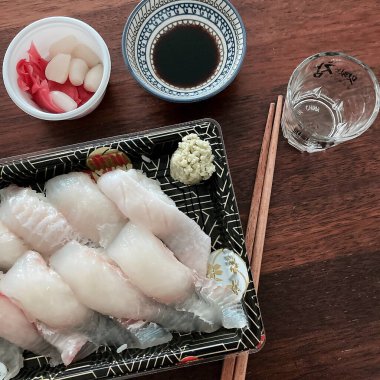 Suşi ve suşi masada.