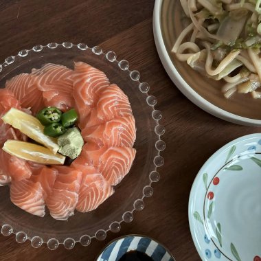 Beyaz tabakta somon ve ton balığı salatası.