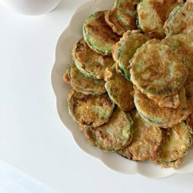 Ekşi kremalı ve yeşil otlu patatesli gözleme.