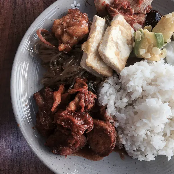 Tavuklu pilav ve kızarmış domuz.