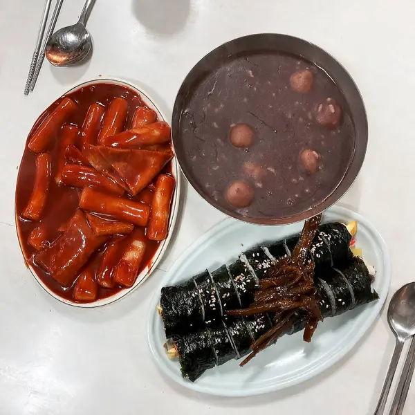 Lezzetli Asya yemeklerinin yakın görüntüsü