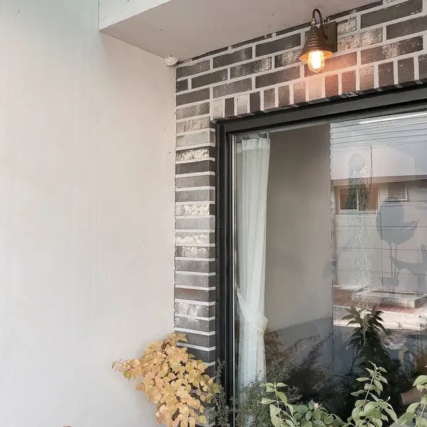 boş tuğla duvar ve evde pencere