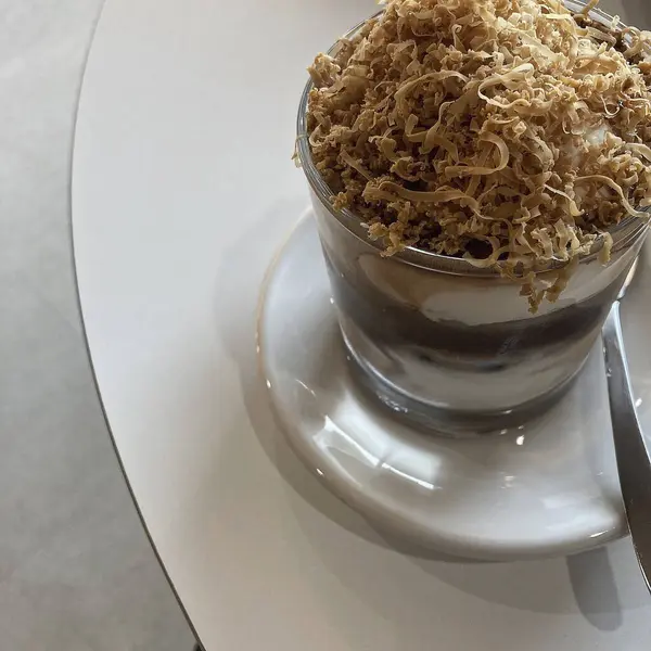 Masadaki lezzetli tatlıyı yakından izleyin.