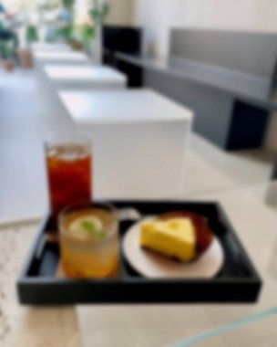 İçerisi bulanık. Kahve dükkanı ve resterant. 