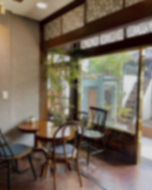 İçerisi bulanık. Kahve dükkanı ve resterant. 