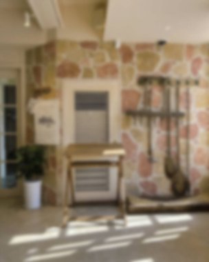 İçerisi bulanık. Kahve dükkanı ve resterant. 