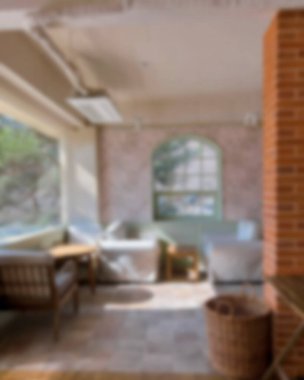 İçerisi bulanık. Kahve dükkanı ve resterant. 