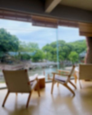 İçerisi bulanık. Kahve dükkanı ve resterant. 