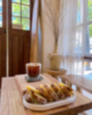 İçerisi bulanık. Kahve dükkanı ve resterant. 