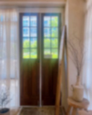 İçerisi bulanık. Kahve dükkanı ve resterant. 