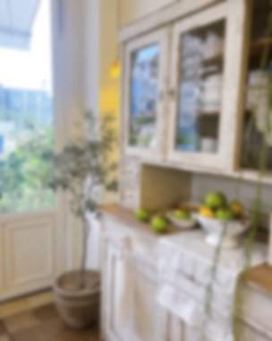 İçerisi bulanık. Kahve dükkanı ve resterant. 