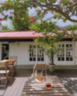 İçerisi bulanık. Kahve dükkanı ve resterant. 