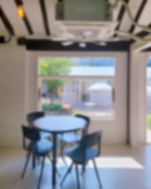 İçerisi bulanık. Kahve dükkanı ve resterant. 