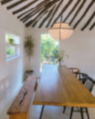 İçerisi bulanık. Kahve dükkanı ve resterant. 