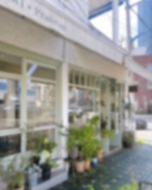 İçerisi bulanık. Kahve dükkanı ve resterant. 