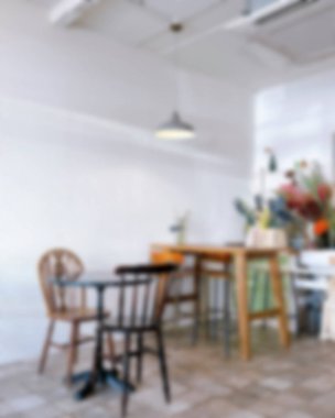 İçerisi bulanık. Kahve dükkanı ve resterant. 