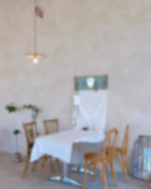 İçerisi bulanık. Kahve dükkanı ve resterant. 