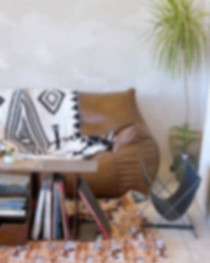 İçerisi bulanık. Kahve dükkanı ve resterant. 