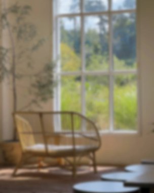 İçerisi bulanık. Kahve dükkanı ve resterant. 