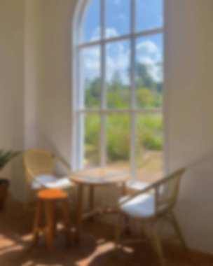 İçerisi bulanık. Kahve dükkanı ve resterant. 