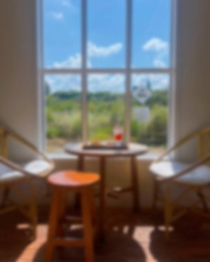 İçerisi bulanık. Kahve dükkanı ve resterant. 