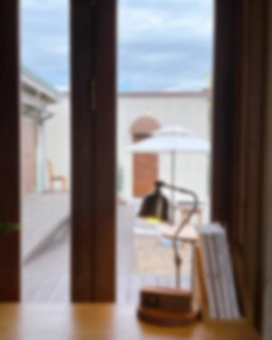 İçerisi bulanık. Kahve dükkanı ve resterant. 