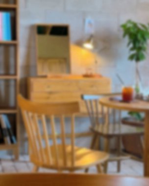 İçerisi bulanık. Kahve dükkanı ve resterant. 