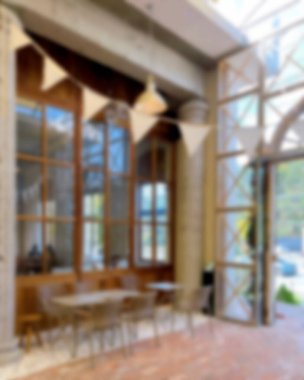 İçerisi bulanık. Kahve dükkanı ve resterant. 