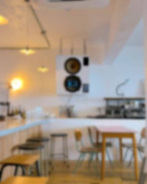 İçerisi bulanık. Kahve dükkanı ve resterant. 