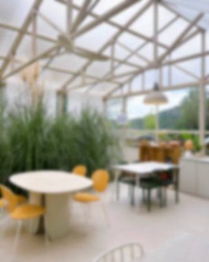 İçerisi bulanık. Kahve dükkanı ve resterant. 