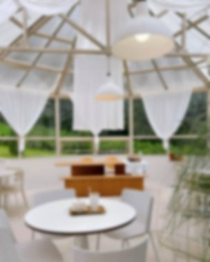 İçerisi bulanık. Kahve dükkanı ve resterant. 