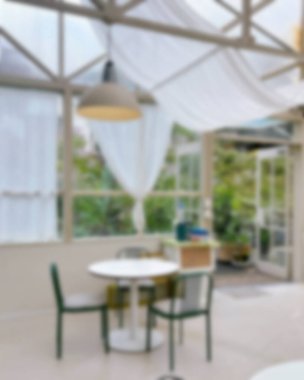 İçerisi bulanık. Kahve dükkanı ve resterant. 