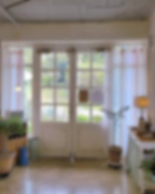 İçerisi bulanık. Kahve dükkanı ve resterant. 